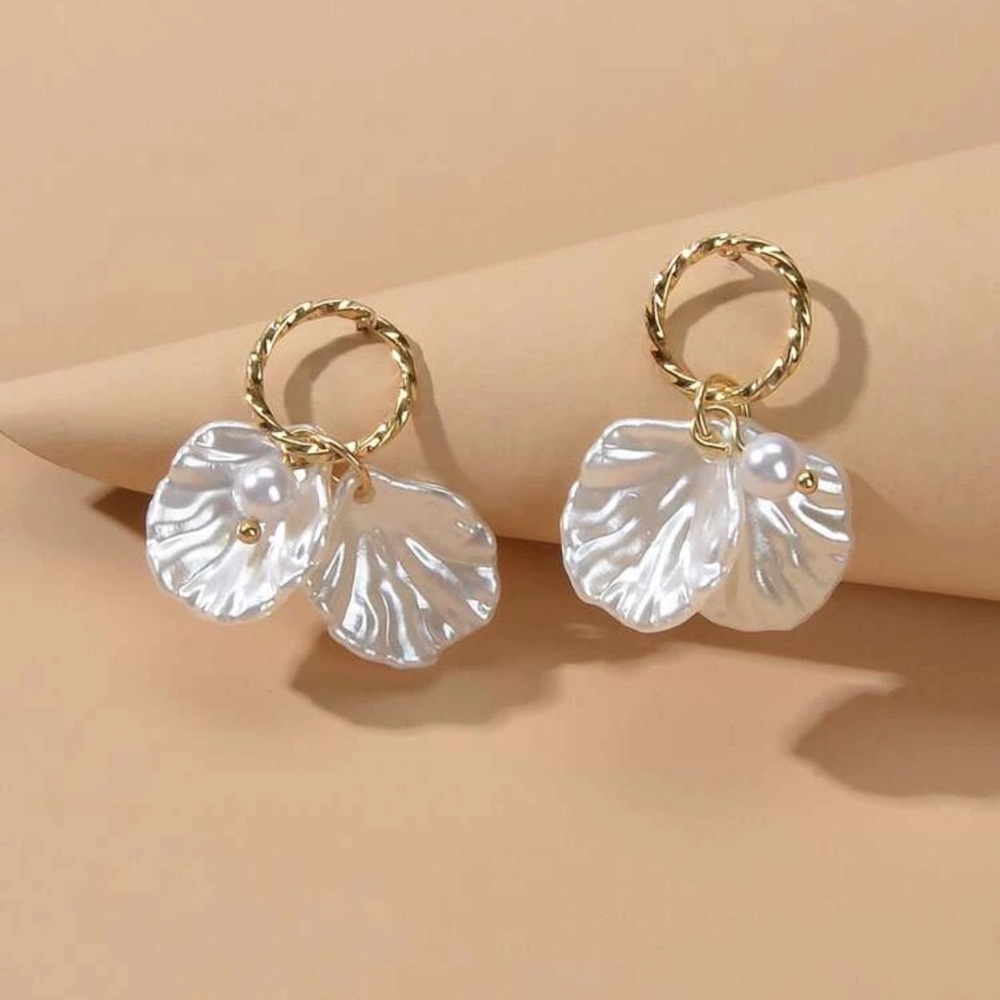 🎀 Lovely Faux Pearl Hue Petals Metallic Circle Stud Earrings 🎀 - Picture 4 of 4